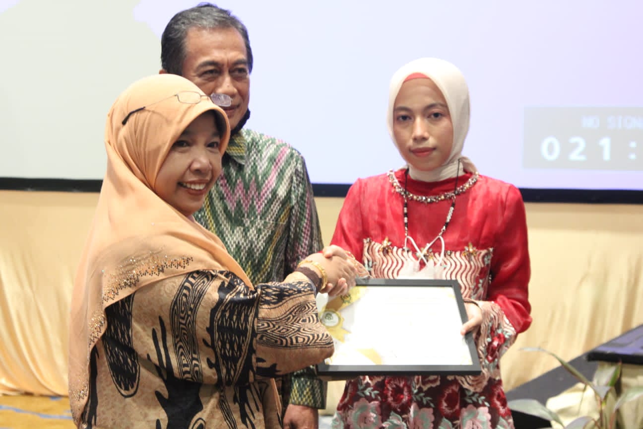 Penghargaan Kepada Salah Satu Lulusan Terbaik Prodi KPI Pada Periode Desember