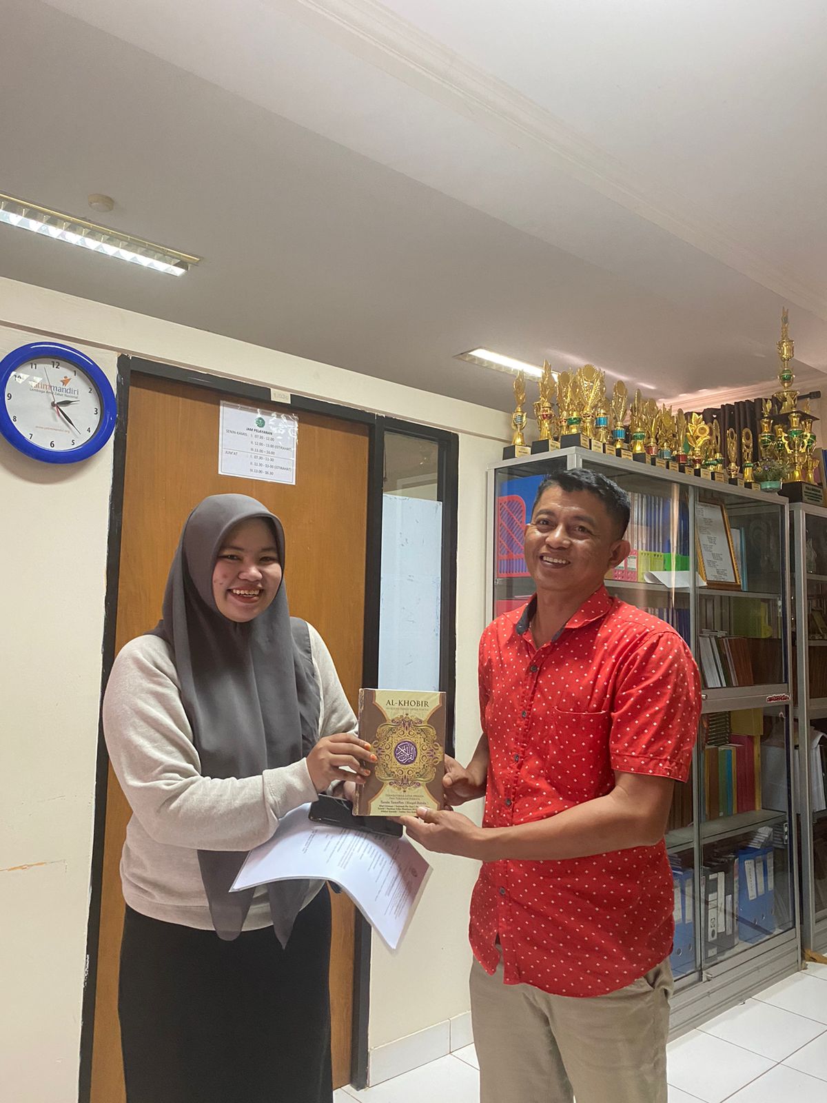 Sumbangan 1 Buah Al-Qur'an oleh Alumni KPI diterima oleh Staf Prodi KPI Bapak Saenal Anwar, S.Pd.I